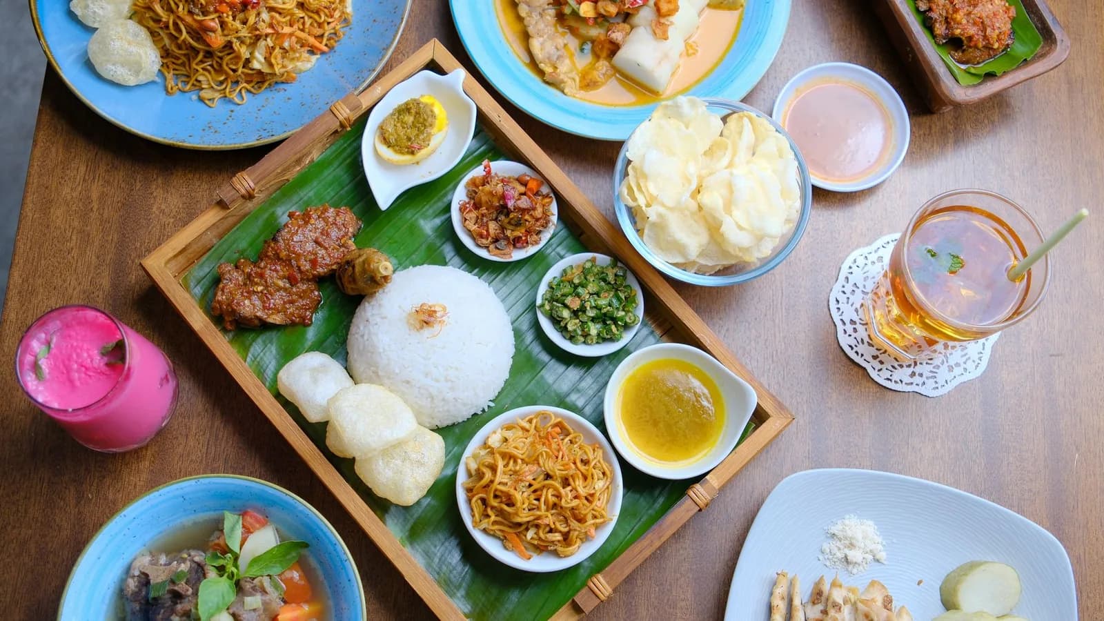 Assortiment de plats balinais, nasi campur, nouilles, sate et sambal, servis sur un plateau à Seminyak, Bali