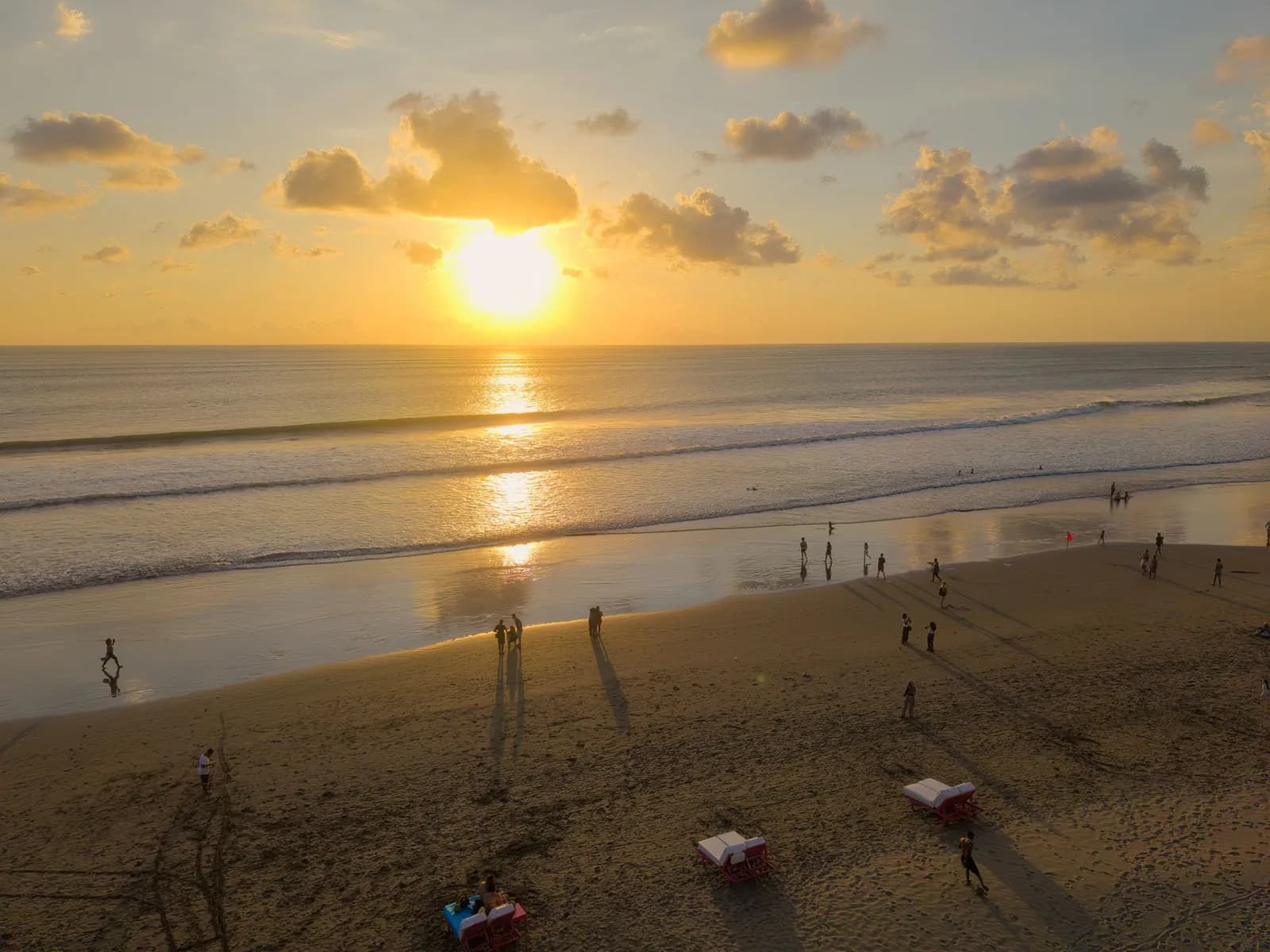 Plage de Seminyak à Bali au coucher du soleil, transats face à l'océan
