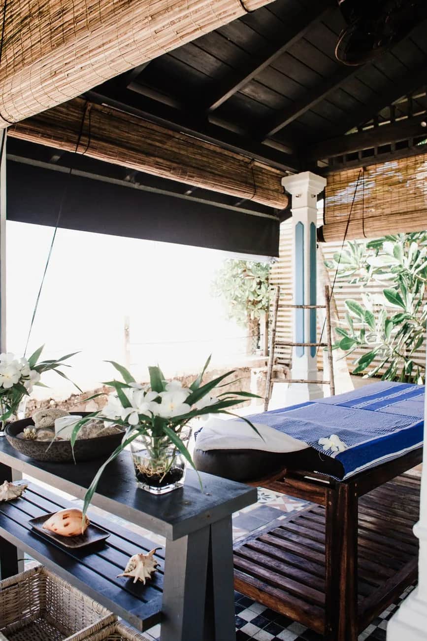 Table de massage d'un spa balinais avec fleurs de frangipanier à Seminyak, Bali
