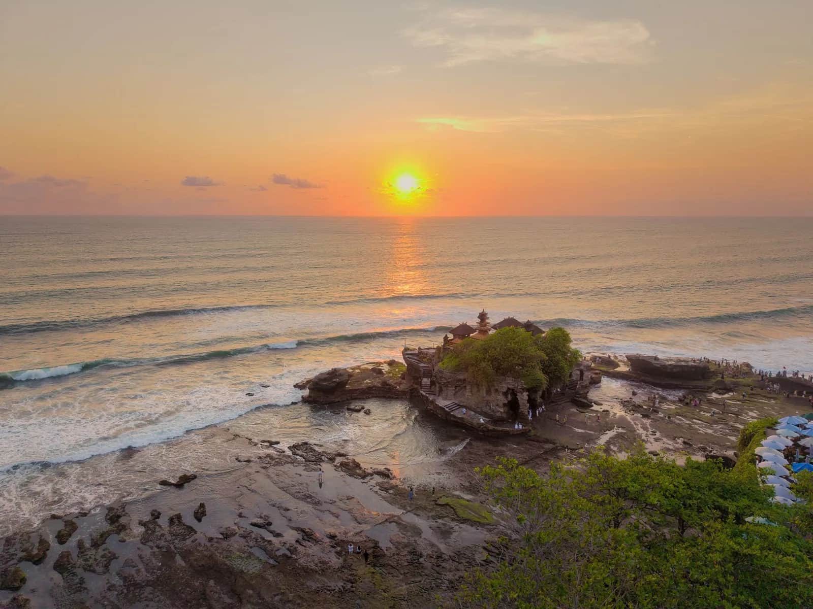 Le temple de Tanah Lot posé sur son rocher au coucher du soleil, Bali