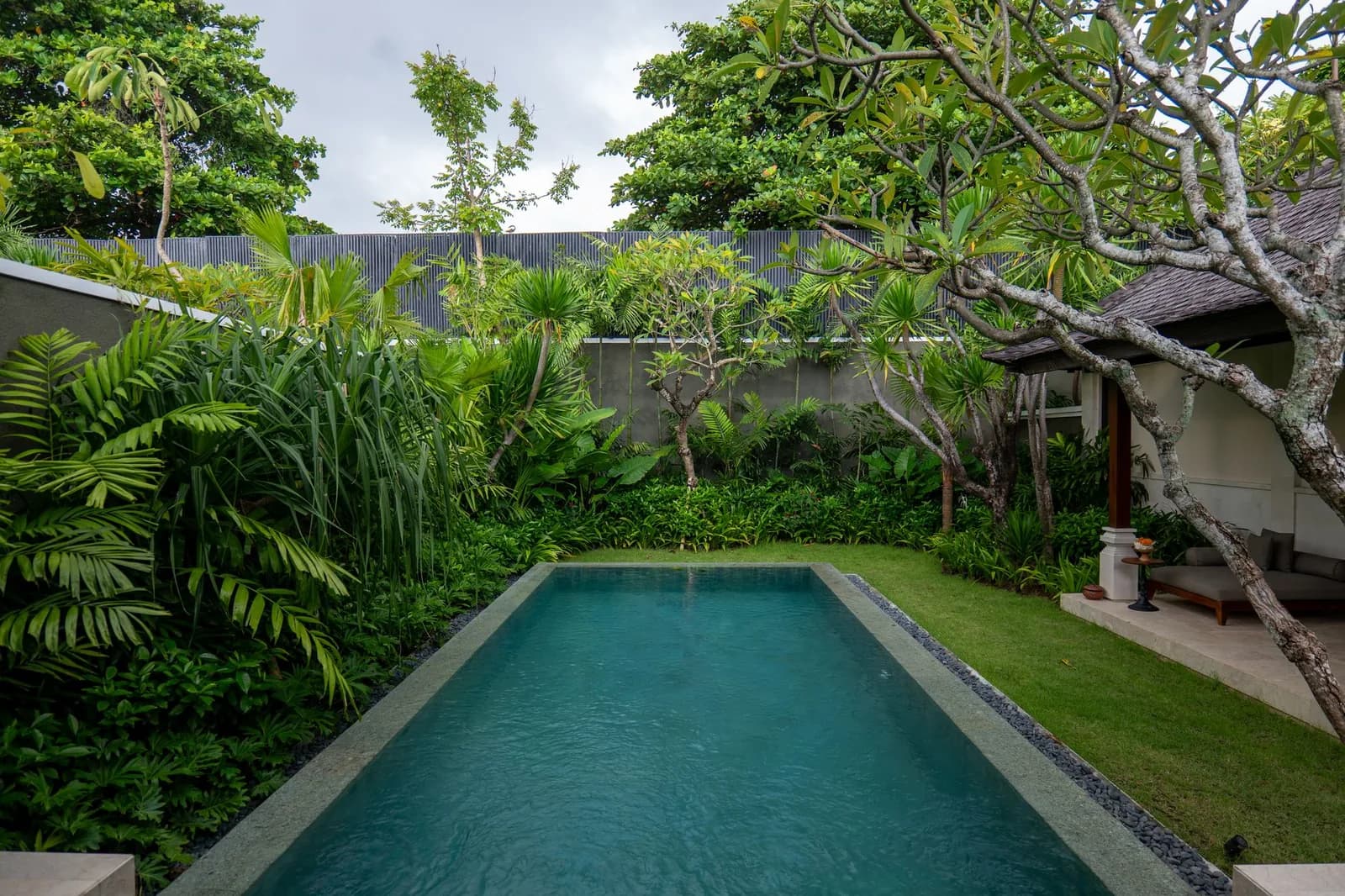 Villa avec piscine privée entourée d'un jardin tropical à Seminyak, Bali