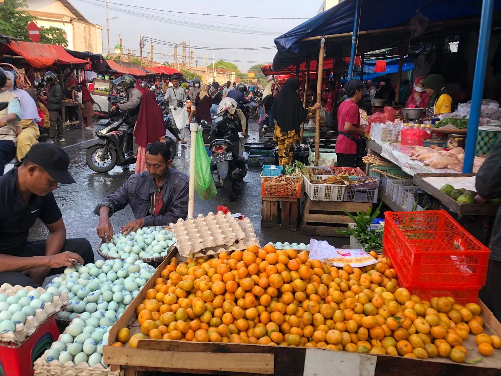 Étal de mandarines et d'œufs sur un marché traditionnel du matin, Indonésie
