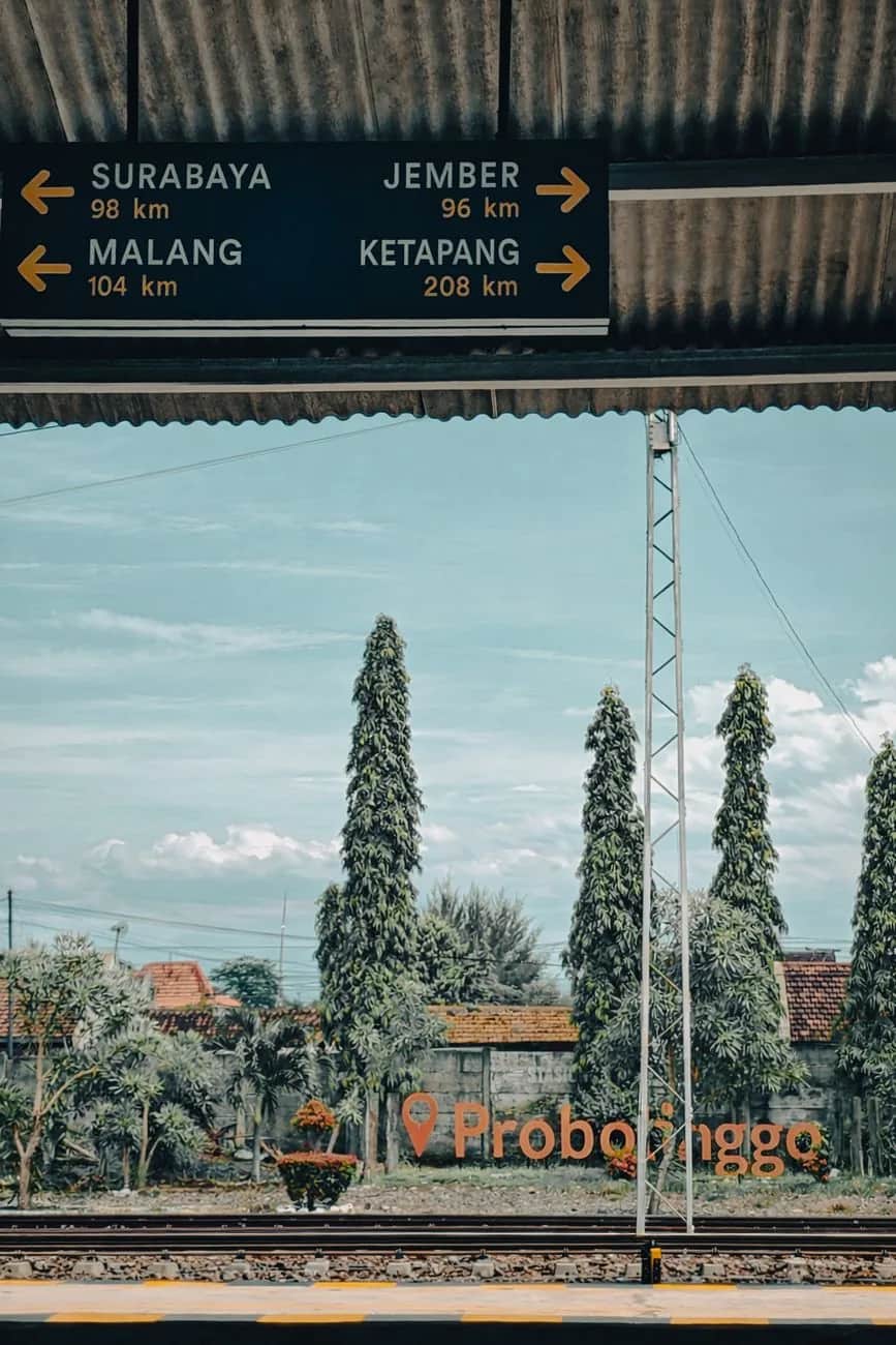 Quai de la gare de Probolinggo à Java-Est, panneau indiquant Surabaya, Malang, Jember et Ketapang