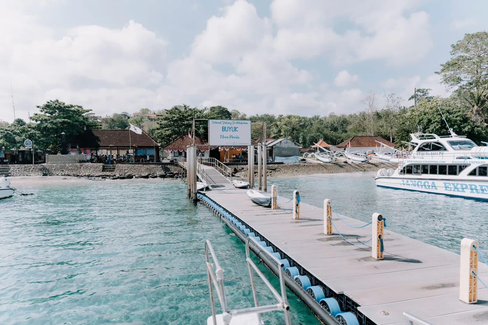 Ponton du port de Buyuk à Nusa Penida avec un fast boat à quai