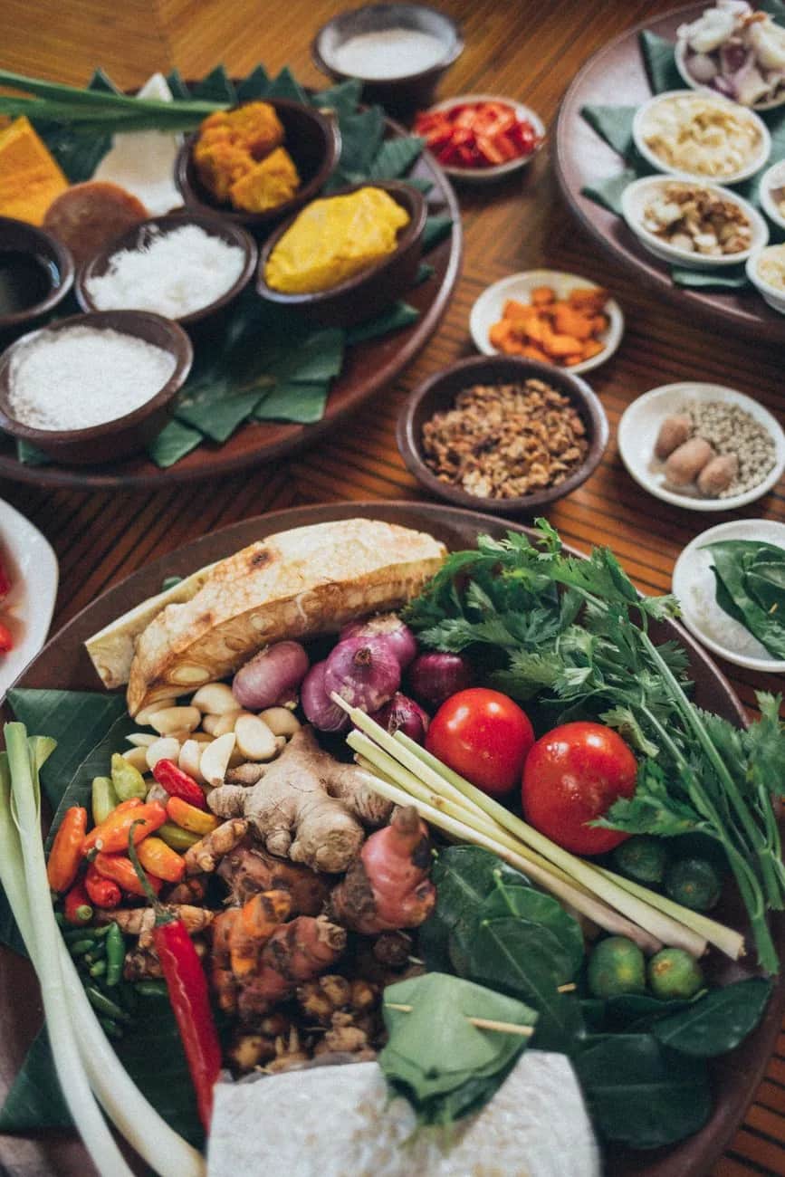 Étal d'épices et de légumes balinais préparés pour un cours de cuisine à Ubud