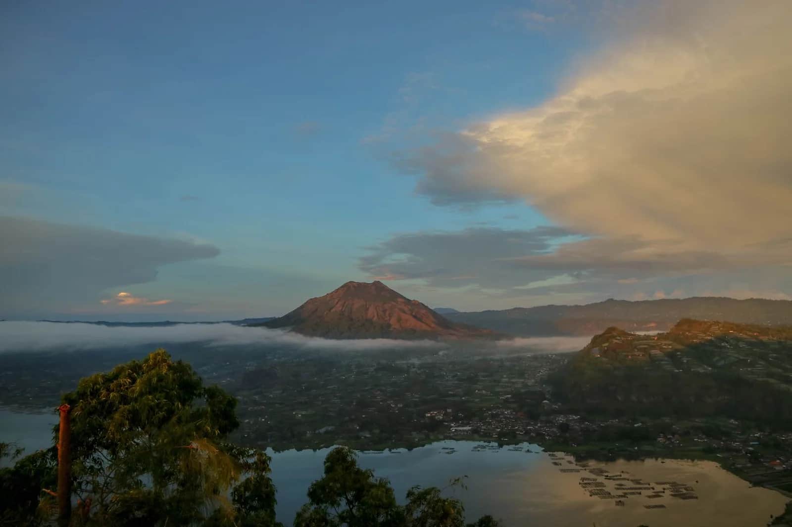 Le mont Batur au lever du soleil, mer de nuages et lac en contrebas, Bali