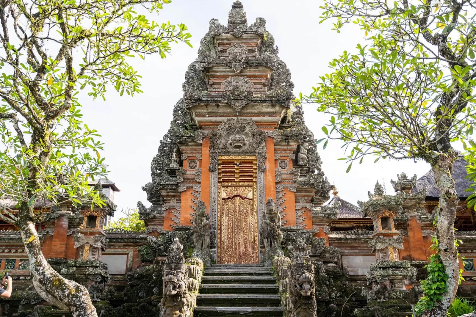Porte sculptée du palais royal et du temple de Saraswati au centre d'Ubud, Bali