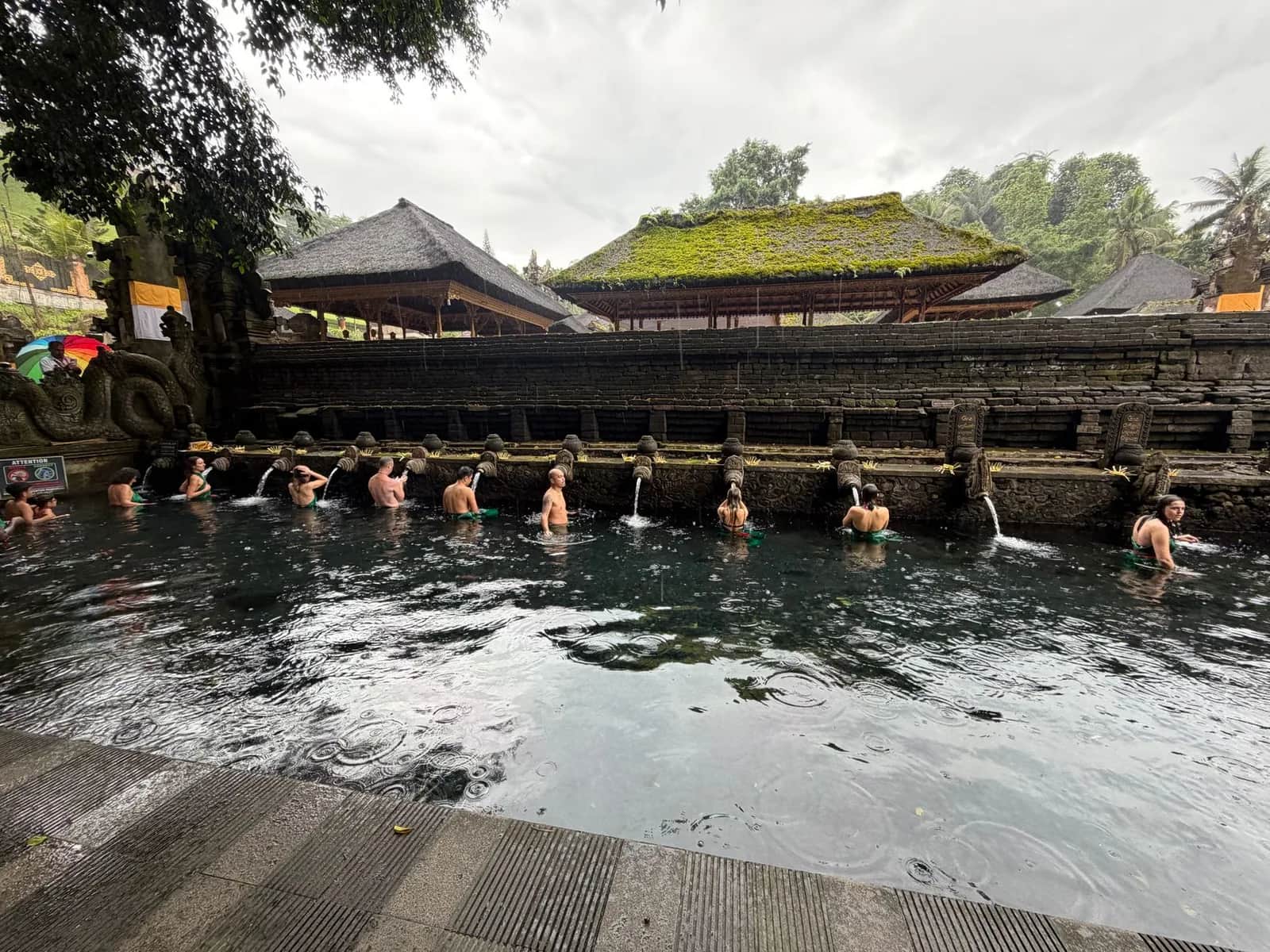 Fidèles se purifiant sous les fontaines sacrées de Tirta Empul près d'Ubud, Bali