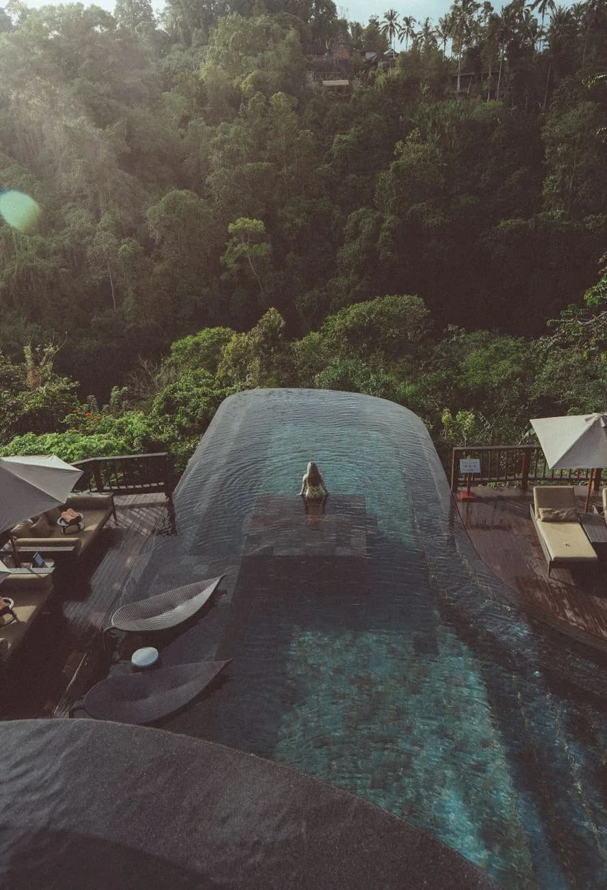 Piscine à débordement d'un hôtel d'Ubud ouverte sur la vallée couverte de jungle