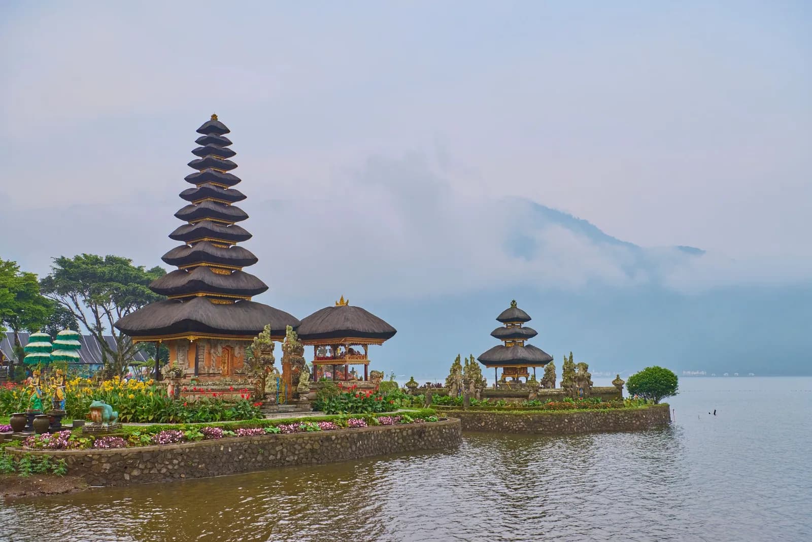 Le temple Ulun Danu Beratan et son meru à 11 étages posé sur le lac Bratan dans la brume matinale, à Bedugul, Bali