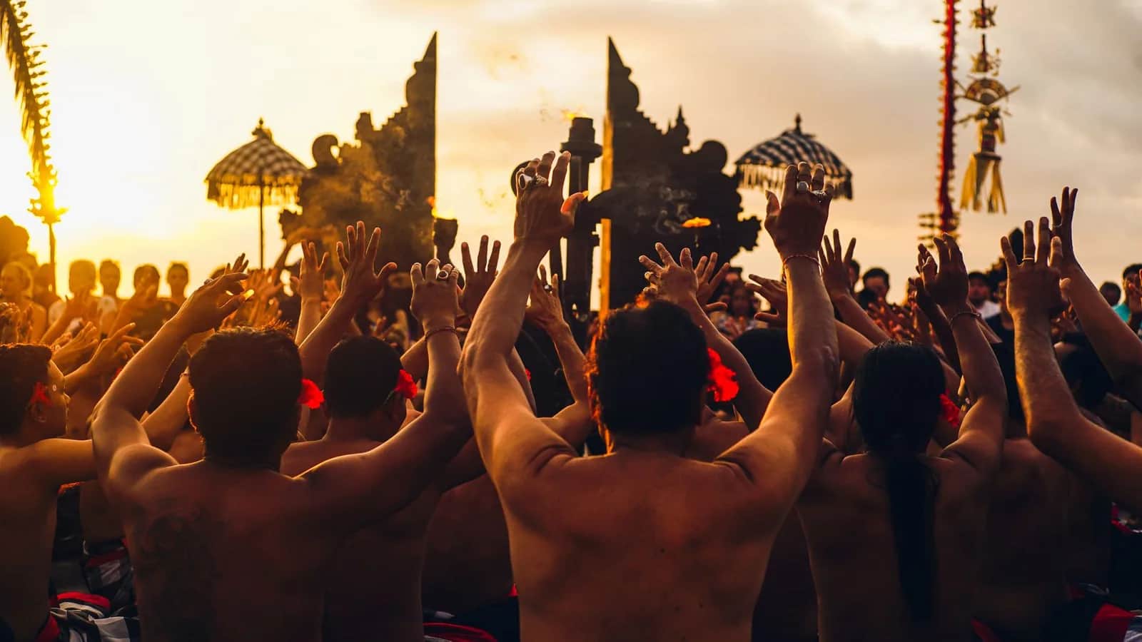 Danseurs du Kecak en cercle autour du feu face au coucher de soleil à Uluwatu, Bali