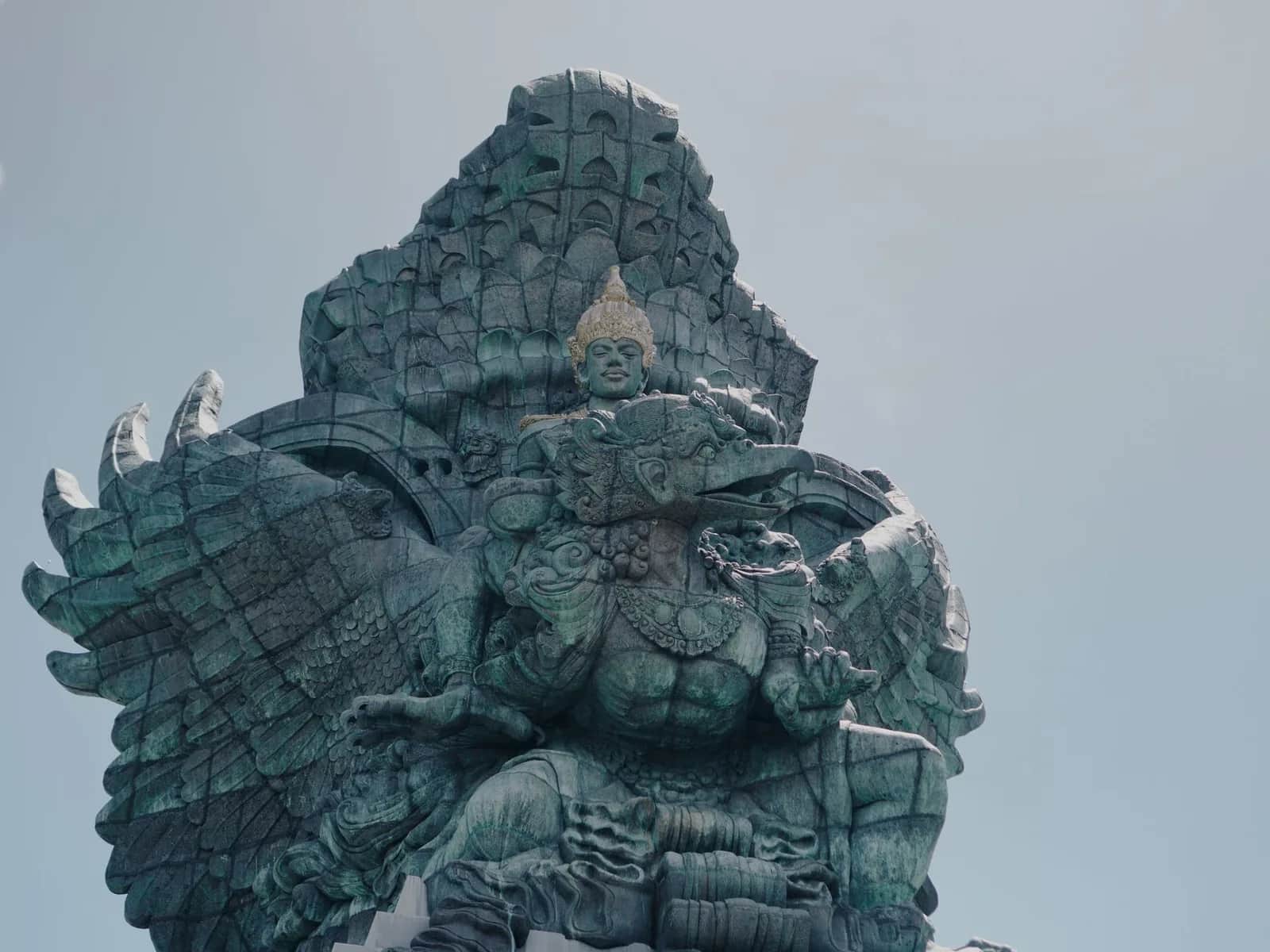 La statue monumentale de Garuda Wisnu Kencana dominant le parc culturel d'Ungasan, Bali
