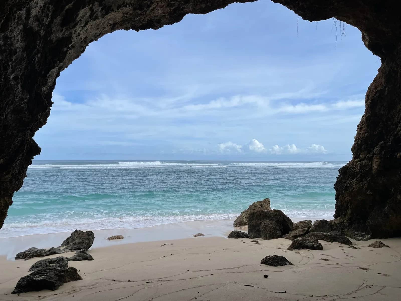 Voûte de calcaire ouvrant sur la plage et le récif, péninsule du Bukit à Uluwatu, Bali