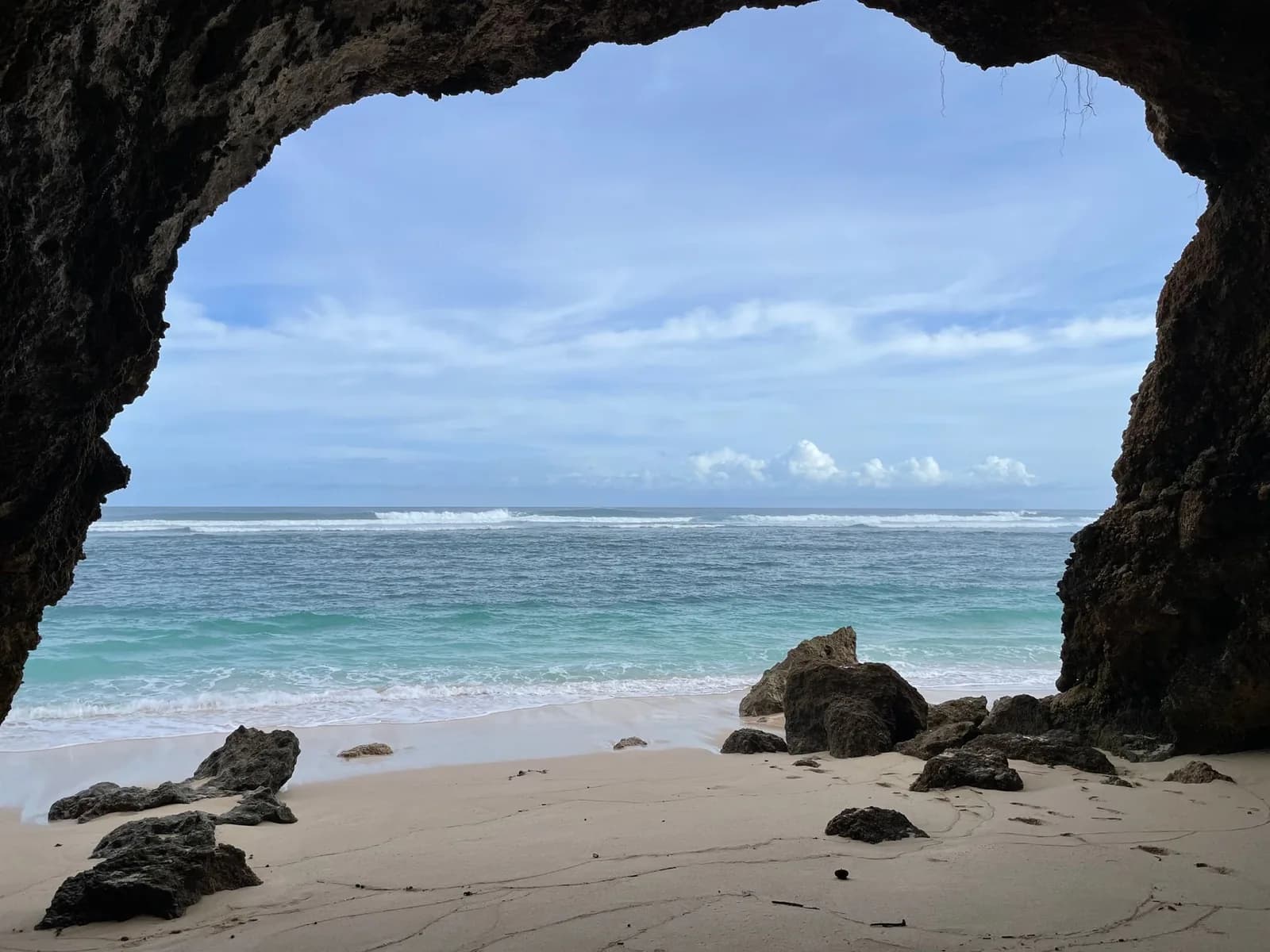 Grotte de calcaire ouverte sur la mer au bas des falaises du Bukit, Bali