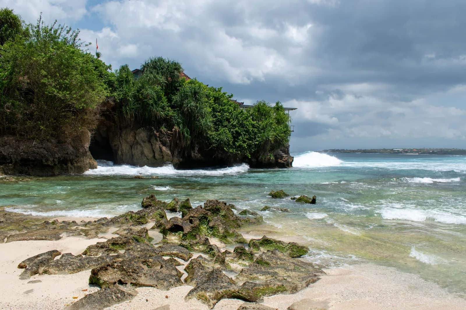La crique de sable blanc de Padang Padang encadrée de rochers calcaires, Bali