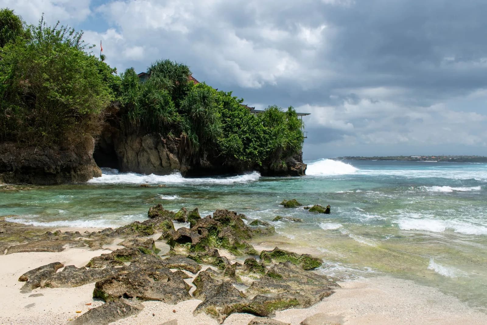 La crique de sable blanc de Padang Padang encadrée de rochers calcaires, Bali