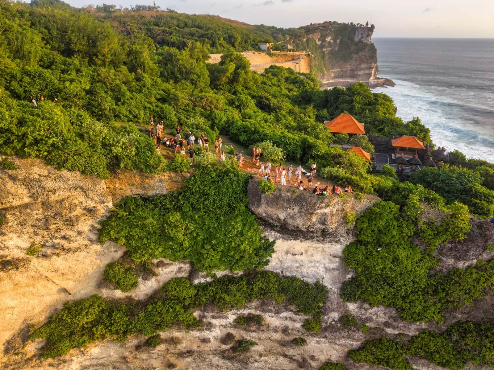 Le temple de Pura Luhur Uluwatu perché sur sa falaise au-dessus de l'océan Indien, au sud de Bali