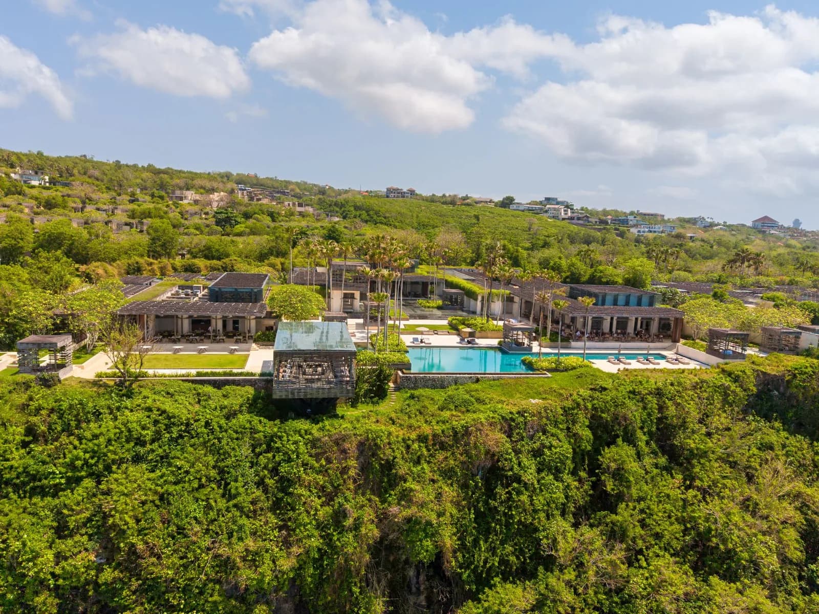 Resort et piscine à débordement au bord de la falaise du Bukit, près d'Uluwatu à Bali