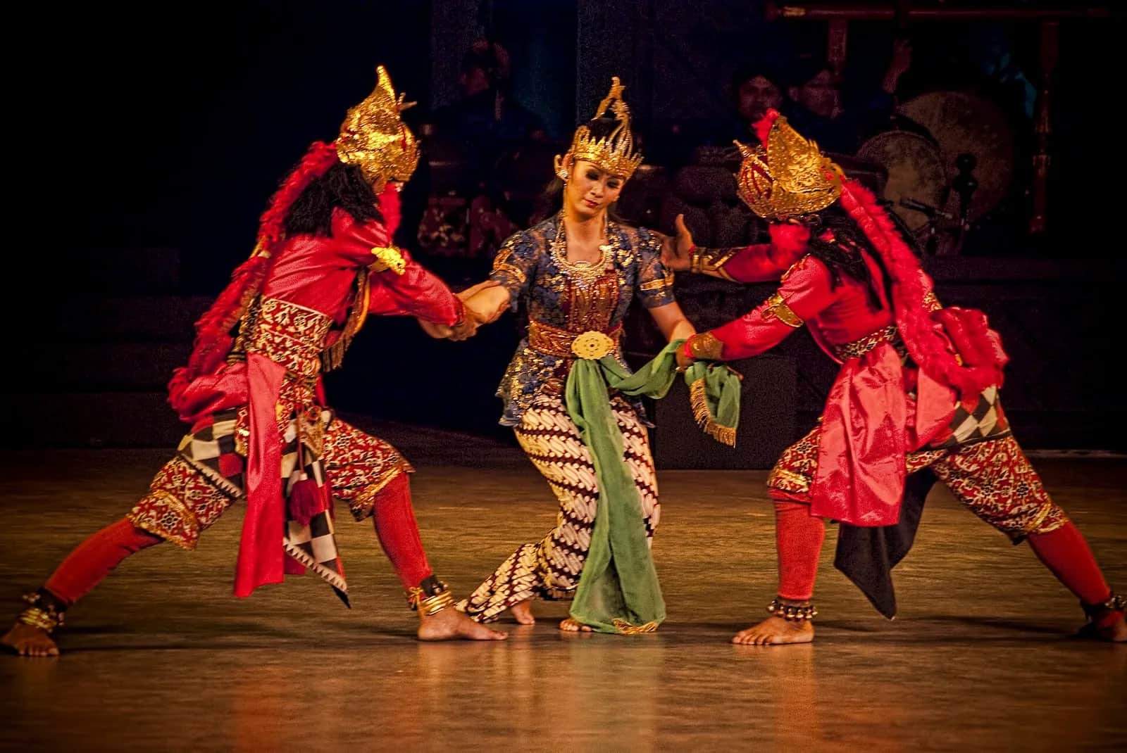 Danseurs du Ramayana à Prambanan : Sita en batik entre deux guerriers en rouge