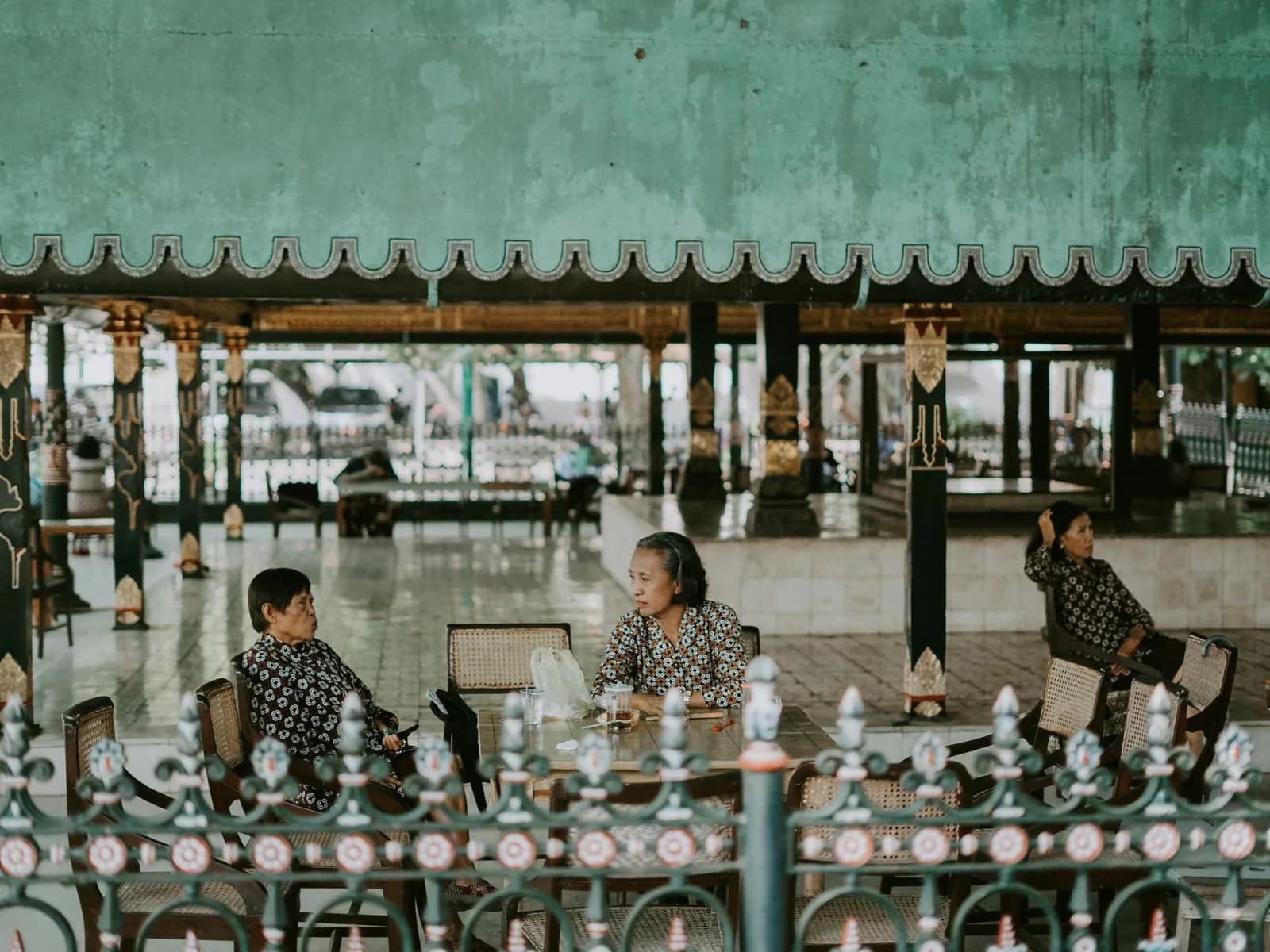 Pavillon ouvert du Kraton de Yogyakarta, derrière une grille en fer forgé ornée