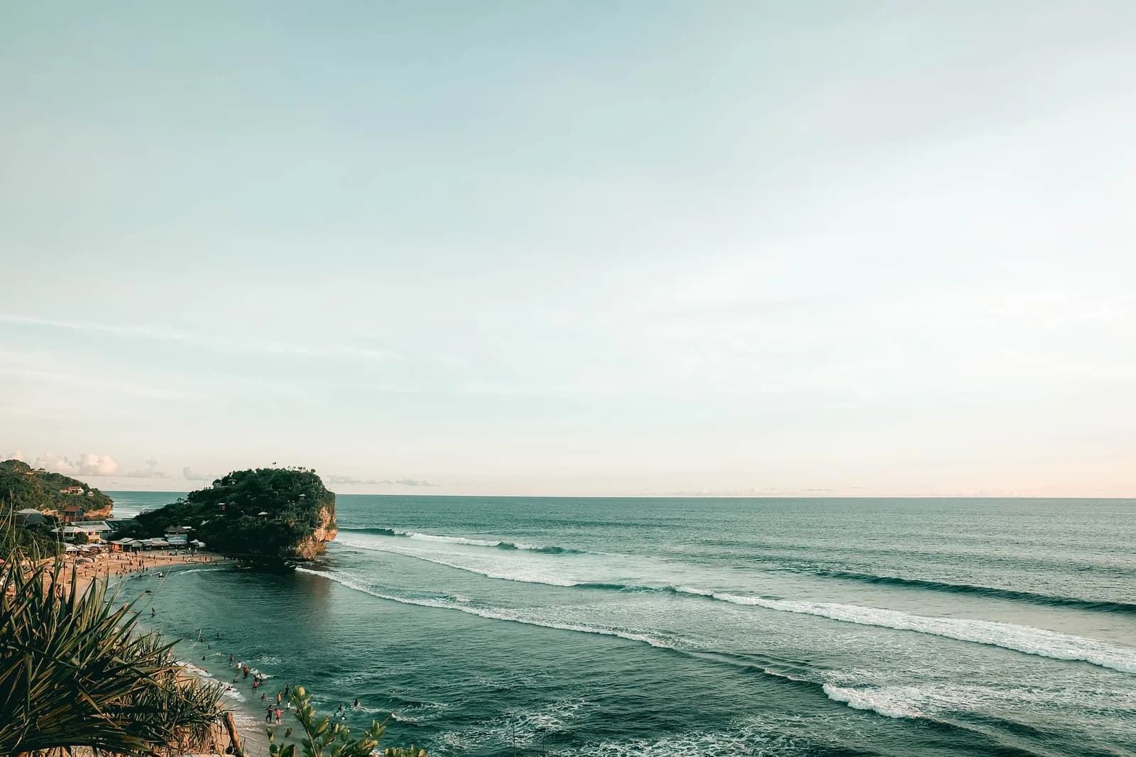 Vagues déferlant sur la plage de Parangtritis, au sud de Yogyakarta