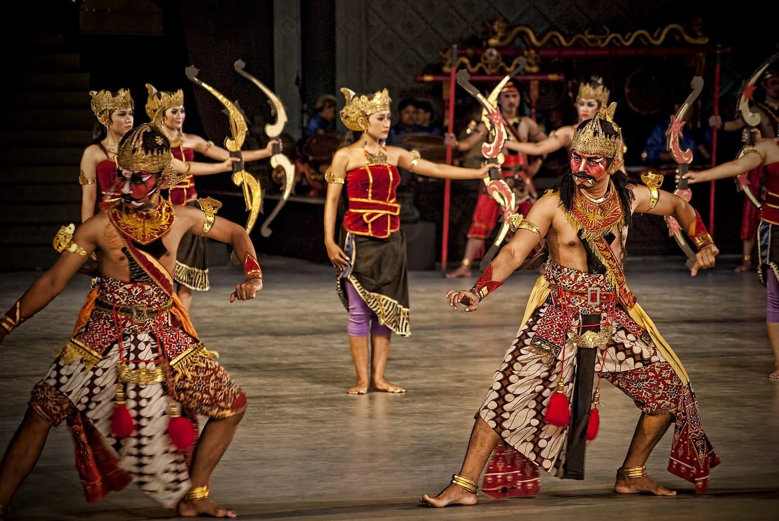Danseurs du Ramayana Ballet à Prambanan en costumes traditionnels, arcs en main, devant le gamelan