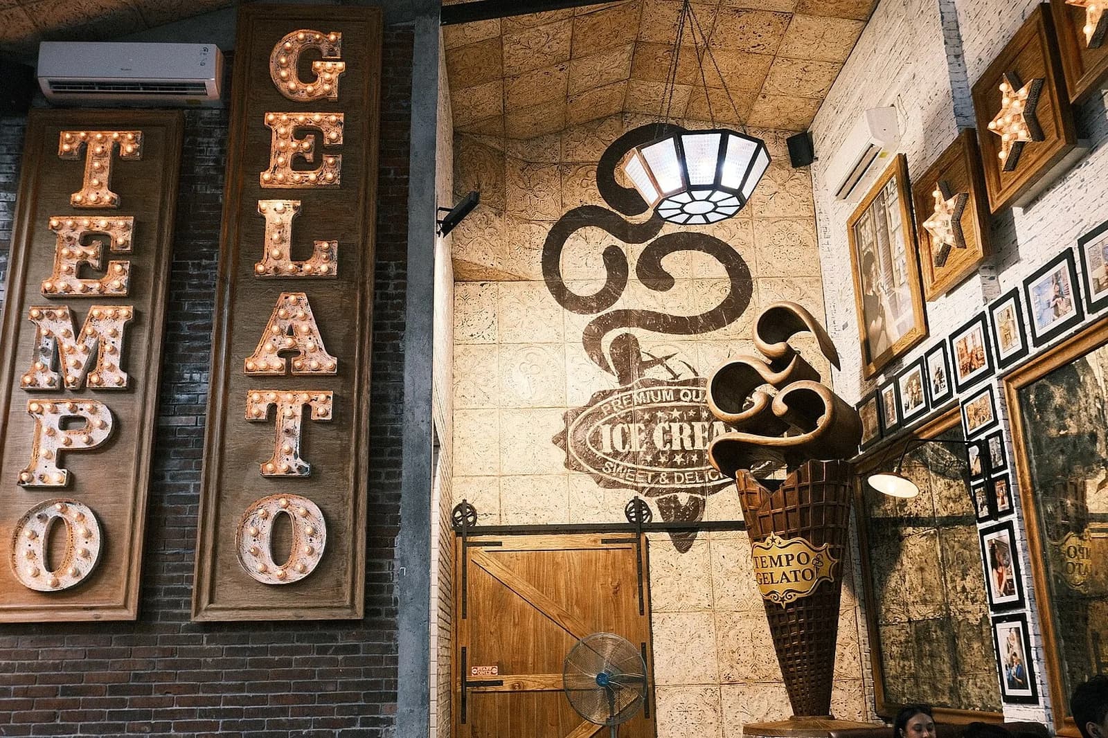 Intérieur du café Tempo Gelato, rue Prawirotaman à Yogyakarta, avec ses enseignes lumineuses